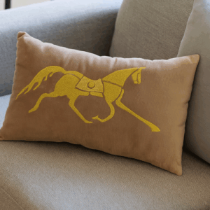 Coussin Marron brodé cheval Doré ARmin Home