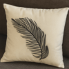 Coussin Blanc sale brodé plume Noir