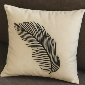 Coussin Blanc sale brodé plume Noir