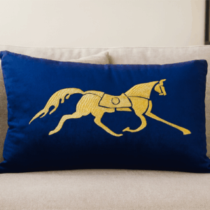 Coussin bleu brodé cheval Doré